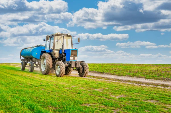 Polní Cestě Jede Zemědělský Traktor Jarní Pole — Stock fotografie