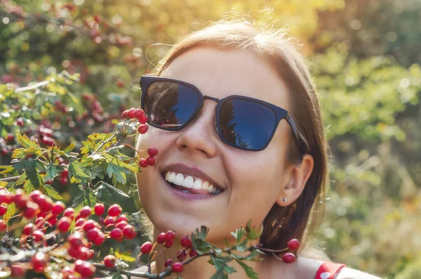 Портрет Молодої Жінки Сонцезахисних Окулярах Природі Біля Куща Червоними Ягодами — стокове фото