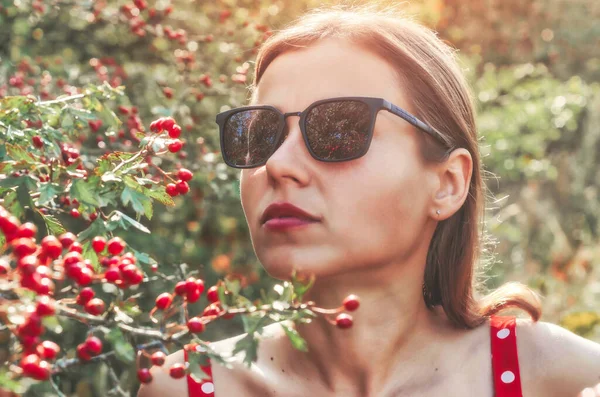Mulher Bonita Óculos Sol Perto Arbusto Árvore Com Bagas Vermelhas — Fotografia de Stock