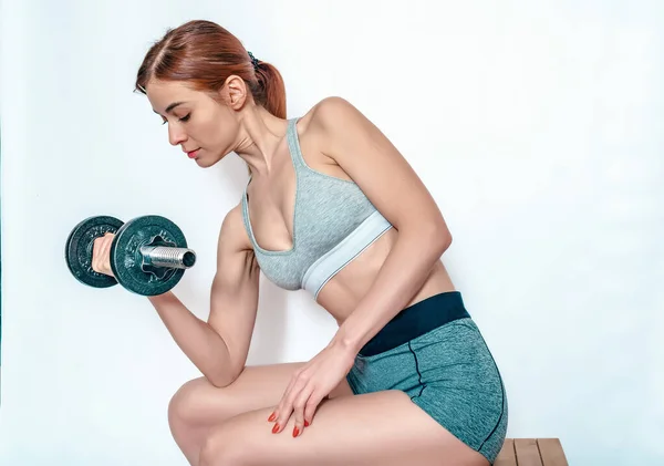 Erős Női Karizmok Sportos Bicepszeket Pumpál Súlyzóval Karosszériaépítési Osztályok — Stock Fotó
