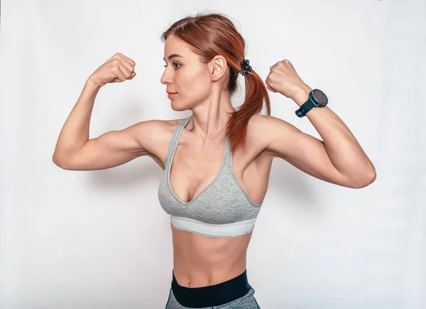 Bicepsz Erős Női Karizmok Sportos Fehér Háttérrel Fitneszosztályok — Stock Fotó