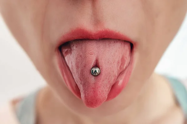 Frauenzunge Mit Piercing Kosmetiksalon Offener Weiblicher Mund Großaufnahme — Stockfoto