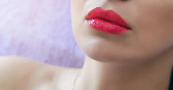 明るい赤の女性の唇のクローズアップ — ストック写真