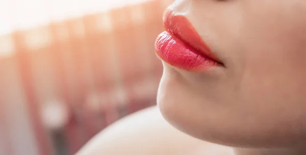 明るい赤の女性の唇のクローズアップ — ストック写真
