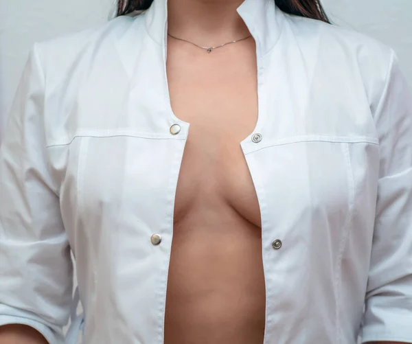 Medizinisches Kleid Auf Einem Nackten Weiblichen Körper — Stockfoto