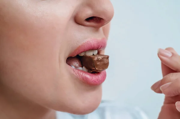 Mujer Labios Cerca Comiendo Chocolates — Foto de Stock