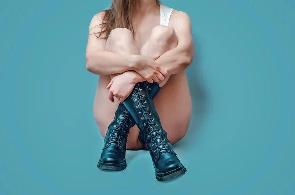Una Donna Stivali Neri Diventa Blu Sul Pavimento Con Gambe — Foto Stock