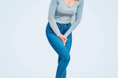 Kadın ellerini karnının aşağısına bastırmış, uterusta ağrı hissetmiş. Jinekolojik kavram