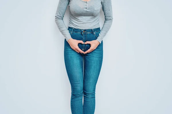 Kotlu Bir Kadın Rahmin Seviyesinde Bir Kalp Gösterir — Stok fotoğraf