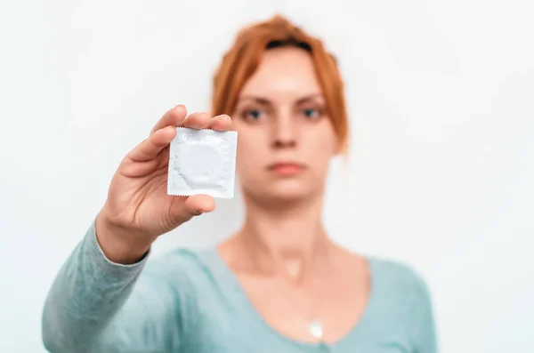 Una Mujer Sostiene Paquete Con Condón Mano —  Fotos de Stock