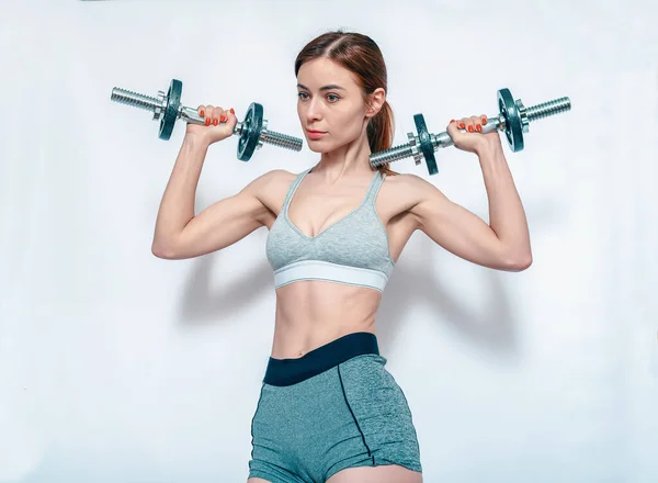 ダンベルを手にしたスポーティ女性 筋肉ポンプ ボディビル 健康的なライフスタイル — ストック写真
