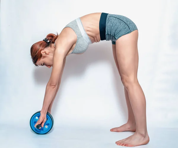 Side View Slanke Vrouw Doet Oefeningen Met Fitness Wiel Sportshorts — Stockfoto