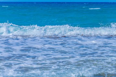 Tropik adanın açıklarında köpüklü deniz dalgaları