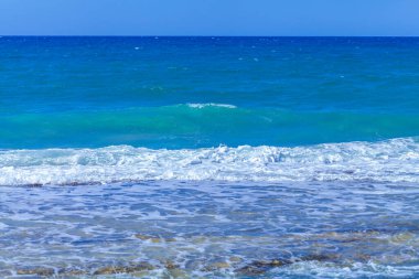 Tropik adanın açıklarında köpüklü deniz dalgaları