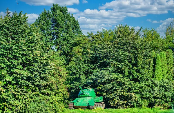 森林绿树附近的俄罗斯T 34坦克 — 图库照片