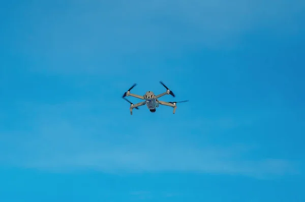 Drone Quadcopter Contra Cielo Azul Disparo Aéreo Reconocimiento Aéreo —  Fotos de Stock