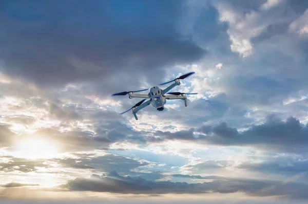 Drone Radiocomandato Vola Nel Cielo Sullo Sfondo Delle Nuvole — Foto Stock