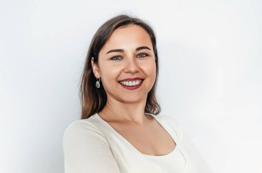 Kar beyazı bir gülümseme. Kadın gülümsüyor, kameraya bakıyor. Diş bakımı. Dişçilik.