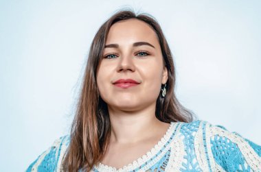 Kameraya bakan sevimli yüzlü kadın portresi. Mavi gözler, siyah kirpikler, narin makyaj..