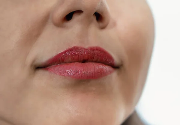 Kvinnliga Läppar Närbild Del Kvinnans Ansikte Med Våta Läppar — Stockfoto