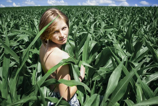 Mladá Žena Stojící Bujné Zelené Kukuřičné Louce Exponovanými Zády Dýchajícím — Stock fotografie