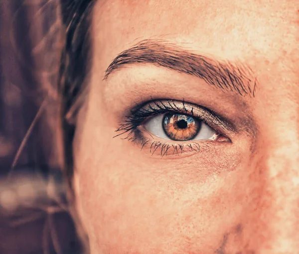 Das Auge Einer Frau Ist Aus Nächster Nähe Sehen Blick — Stockfoto