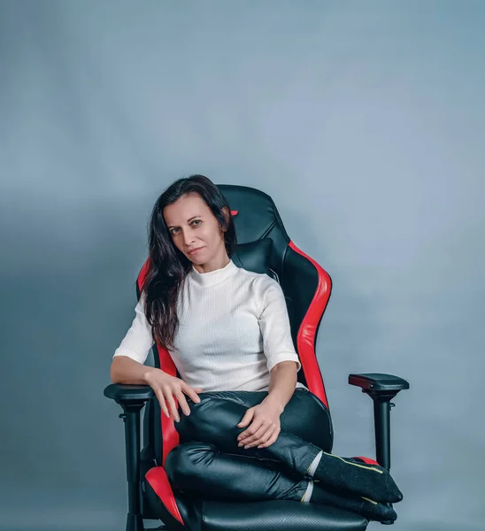 Oyun Sandalyesinde Oturan Narin Kadın — Stok fotoğraf