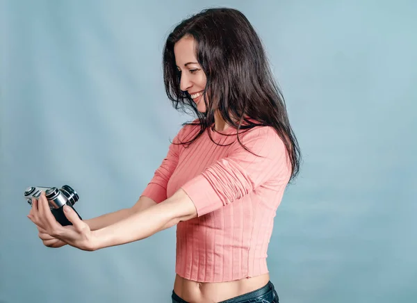 Mignon Femme Aux Cheveux Noirs Prend Selfie Avec Caméra Vintage — Photo