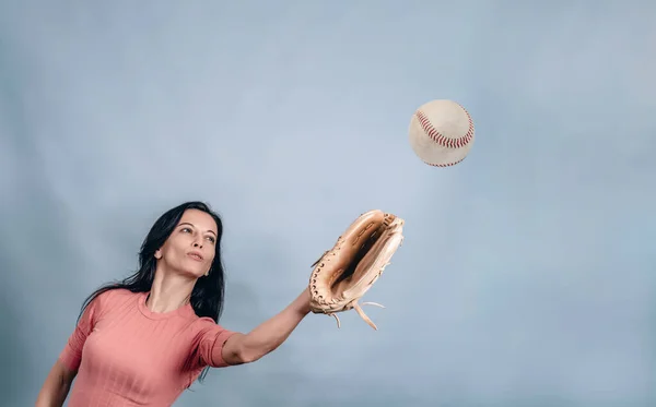 Una Donna Prende Una Palla Con Guanto Baseball — Foto Stock