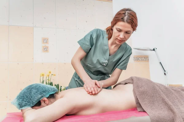 Massagekamer Rugmassage Van Vrouw Liggend Massagetafel Naakt Vrouwelijk Lichaam — Stockfoto