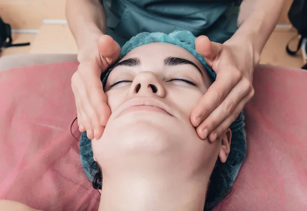 Kaxmassage Kvinnans Ansikte Kosmetisk Mössa Och Händerna Kosmetolog Kosmetiska Förfaranden — Stockfoto