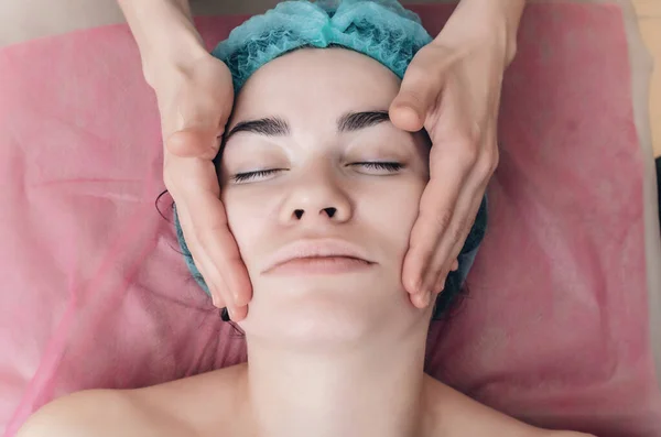 Kvinnans Ansikte Kosmetisk Mössa Och Händerna Kosmetolog Kosmetiska Förfaranden Tvätt — Stockfoto