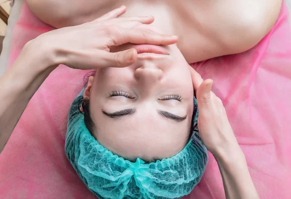 Volto Donna Berretto Cosmetico Mani Estetista Procedure Cosmetiche Lavaggio Massaggio — Foto Stock