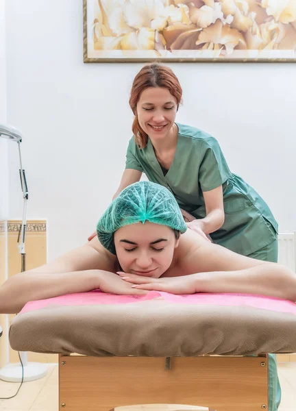 Vooraanzicht Van Tevreden Lachende Vrouwelijke Patiënt Die Rugmassage Ontvangt — Stockfoto
