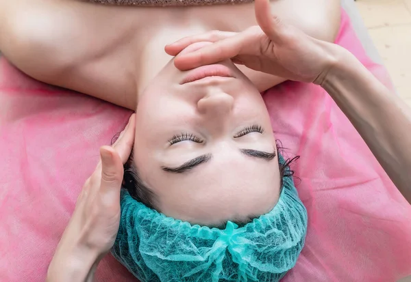 Visage Femme Bonnet Cosmétique Main Cosmétologue Procédures Cosmétiques Massage Facial — Photo