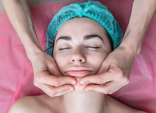 Cara Mujer Gorra Cosmética Mano Cosmetólogo Procedimientos Cosméticos Masaje Facial — Foto de Stock