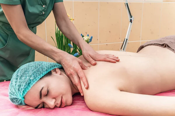Vrouwelijke Schoudermassage Knielen Close Van Handen Van Therapeuten Massagetechnieken — Stockfoto