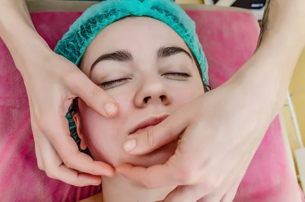 Massagem Facial Mãos Cosmetologista Acariciam Queixo Cliente Cuidado Facial Pele — Fotografia de Stock