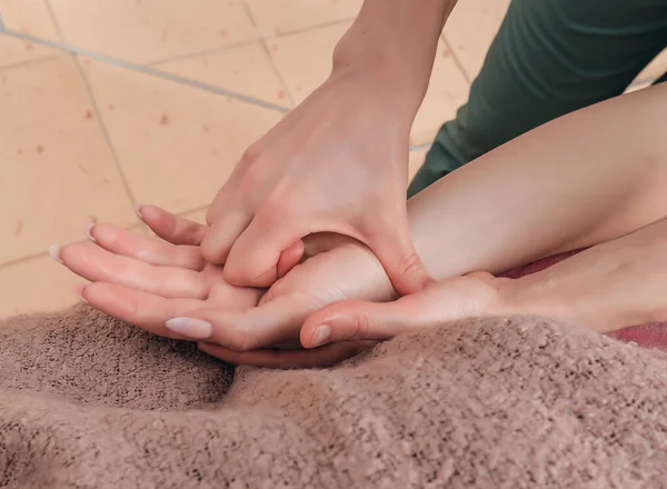 Een Vrouwenhandpalm Masseren Hand Massage Gezondheidszorg Massage Salon — Stockfoto