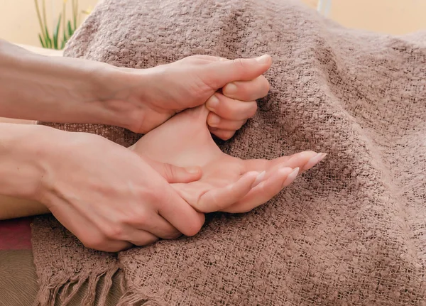 Zbliżenie Kobiety Masującej Dłoń Opieka Ciała Palma Pocierająca — Zdjęcie stockowe