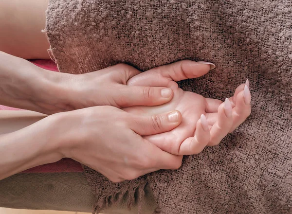 Widok Boku Kobiety Masaż Dłoni Opieka Ciała Procedury Salonowe — Zdjęcie stockowe