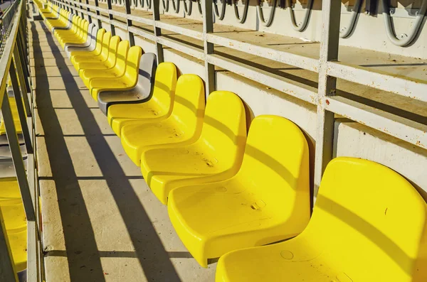 体育机构看台上的黄色椅子 体育场的空看台 — 图库照片