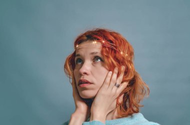 Güzel bir kadın yan yana bakar. Kafasında hafif bir ağız olan bir portre.