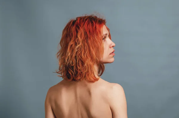 Portrét Hubené Plece Stojící Zády Kameře Rudými Vlasy — Stock fotografie