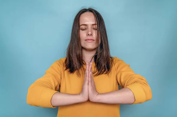 Koyu Renk Düz Saçlı Kadın Kollarını Göğsünün Önünde Katlamış Meditasyon — Stok fotoğraf