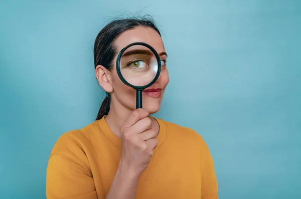 ガラスを拡大する 虫眼鏡を通して女性の顔 大きな目だ 選択概念 — ストック写真
