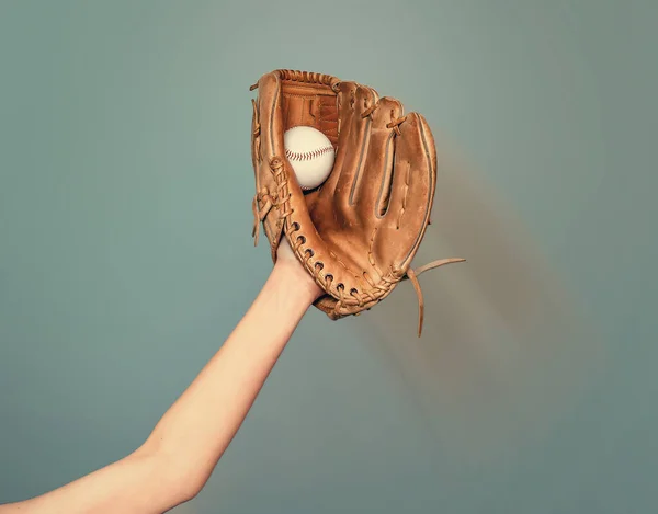 Ein Baseballhandschuh Seiner Hand Fängt Weißen Spielball — Stockfoto