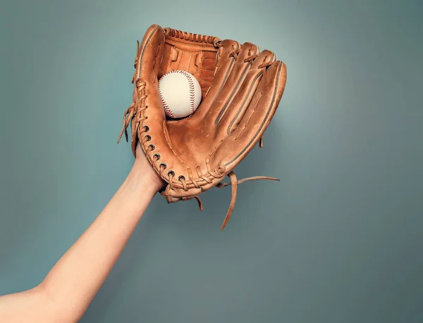 Χέρι Ενός Παίκτη Του Μπέιζμπολ Πιάνει Ένα Παιχνίδι Μπάλα Ένα — Φωτογραφία Αρχείου
