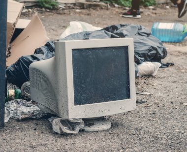 Eski CRT monitörü çöp sahasında. Bilgisayar bileşenlerinin geri dönüşümü, çevre sorunları.