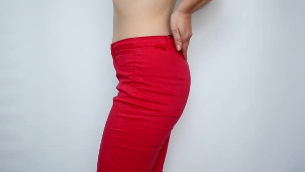 Dziewczyna Szczupłej Sylwetce Erotycznie Zdejmuje Czerwone Spodnie — Wideo stockowe